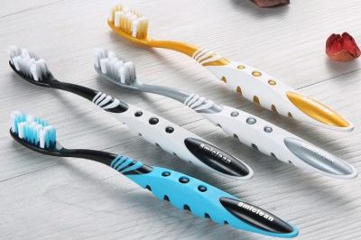 Good quality plastic toothbrushes (4)